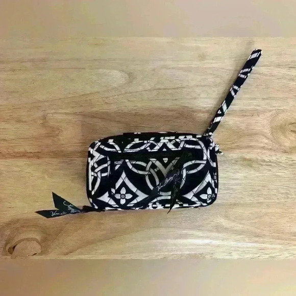 Vera Bradley Black and‎ White Geometric Design Stylish Wristlet Wallet - Picture 1 of 6